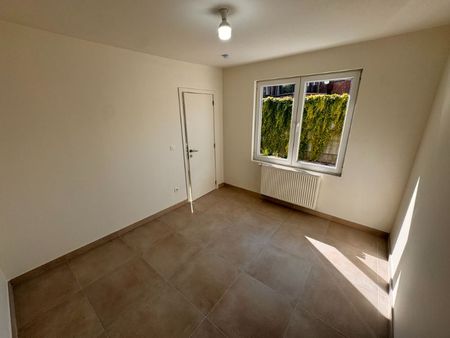 --- NIEUW --- Gerenoveerd gelijkvloers appartement met privaat terras - Foto 3