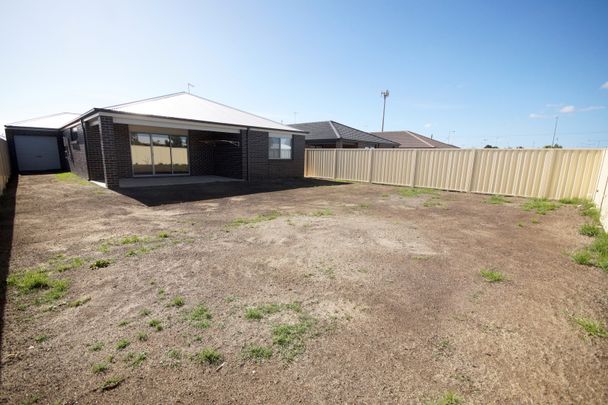 196 Blue Horizons Way, Pakenham VIC 3810 - House For Rent | Domain - Photo 1
