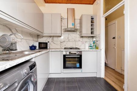 3 bedroom flat to rent - Photo 5