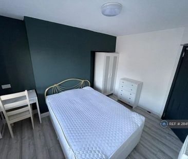 4 bedroom semi-detached house to rent - Photo 3