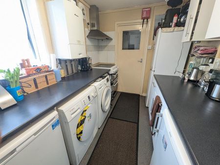 1 bedroom in a house share to rent - Photo 3