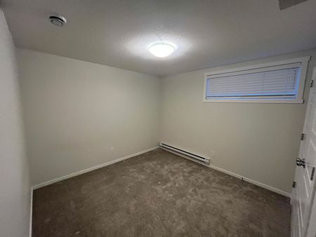 Kensington - 1 Bedroom/ 1 Bathroom Lower Suite - 846 Labine Cres - Photo 3