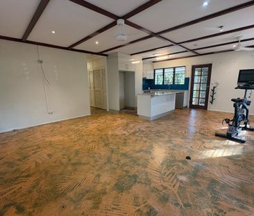 FAMILY HOME WITH POOL AND GARDEN SERVICE - Photo 5