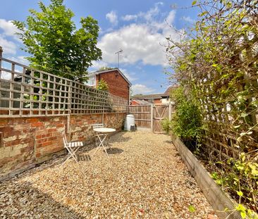 2 bedroom Mid Terraced House to let - Photo 6