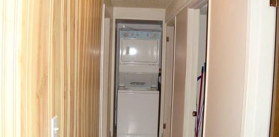 Well maintained 1 bdrm plus den lower suite by University! - Photo 2