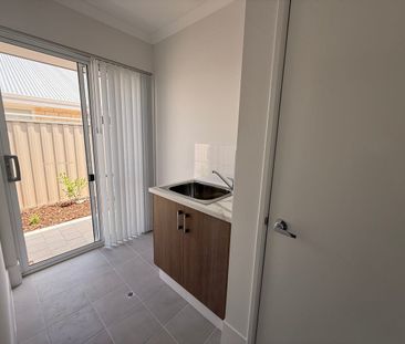 Stylish Family Home in Prime Secret Harbour Location - Photo 4