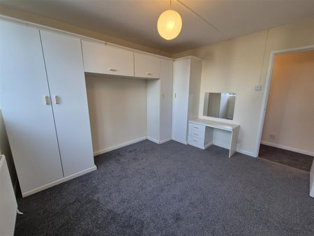 2 Bed Flat - Photo 3