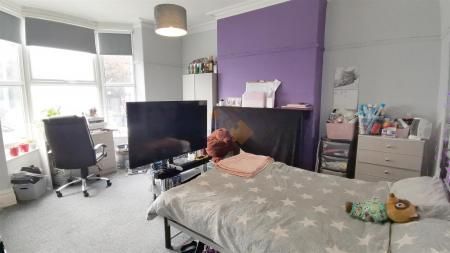 4 bedroom Terraced House To Let - Photo 3