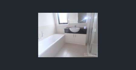 3 BEDROOM TOWNHOUSE- - Photo 2