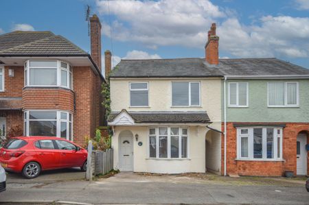 3 bedroom semi-detached house - Photo 2