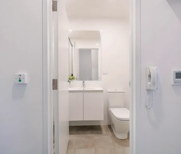 Deluxe Studio with Double bed - east(Mid floor Level 6-15 ) - Photo 3