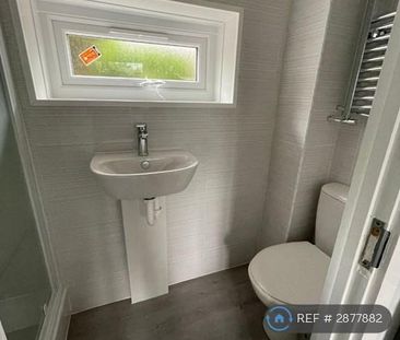4 bedroom semi-detached house to rent - Photo 5