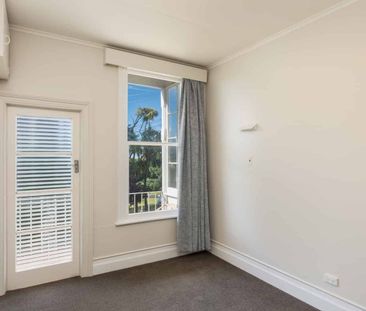 Sunny Upstairs Apartment - Photo 5