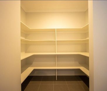 Stylish home with easy access to the M8 Freeway - Photo 4