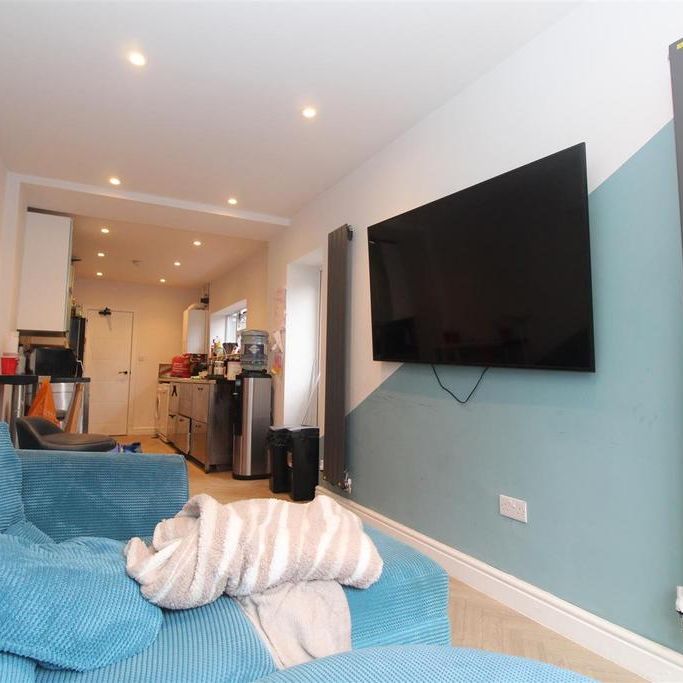 5 bedroom private hall to rent - Photo 1