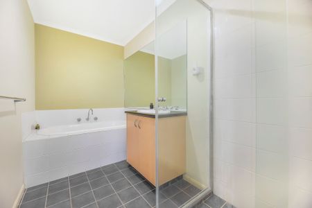 Family-Friendly Home with Solar Panels in an ideal location *Available 28/10/2025 - Photo 3