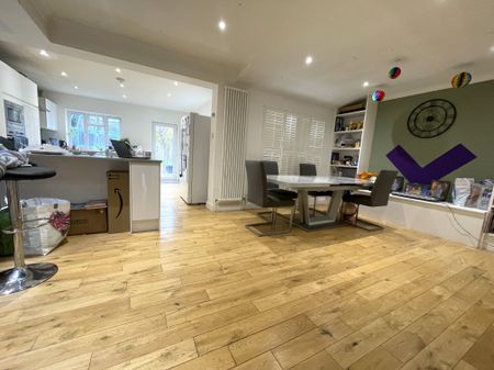 Ridgehurst Avenue, Watford - Photo 2