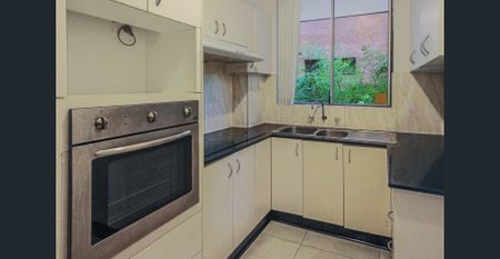 MODERN APARTMENT IN CENTRAL LOCATION - Photo 2