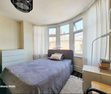 Lodge Drive, Palmers Green, N13 - Photo 5