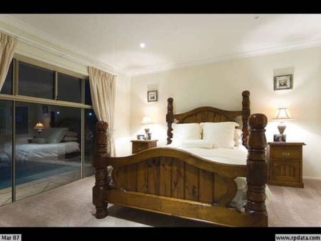 Large family home, 4 bedrooms + a study! - Photo 2