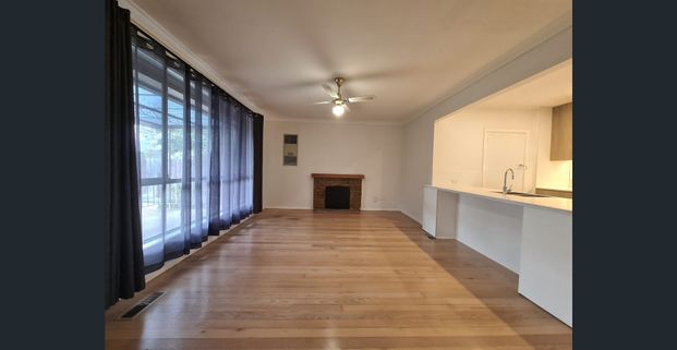 Magnificently renovated 3 bedroom residence in prime location. - Photo 1