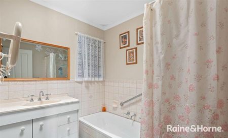 Spacious 3 Bedrooms Family Home plus Study! - Photo 5