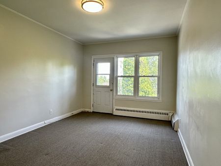 Côte-des-Neiges : Haut de duplex avec 3 chambres + bureau avec chauffage INCLUS, offert en location semi-meublée ! - Photo 2