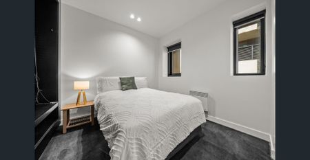 Top floor corner apartment - fully furnished & new carpet. - Photo 2