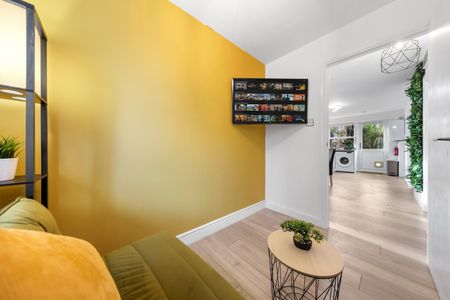 3 Bed Flat, Edmeston Close, E9 - Photo 2