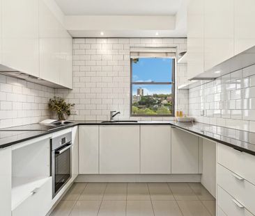 Spacious Ground-Floor Apartment with Parking & Oversized Storage - Photo 6