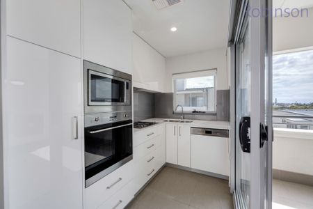 Modern, air-conditioned apartment close to Merewether Beach. - Photo 2