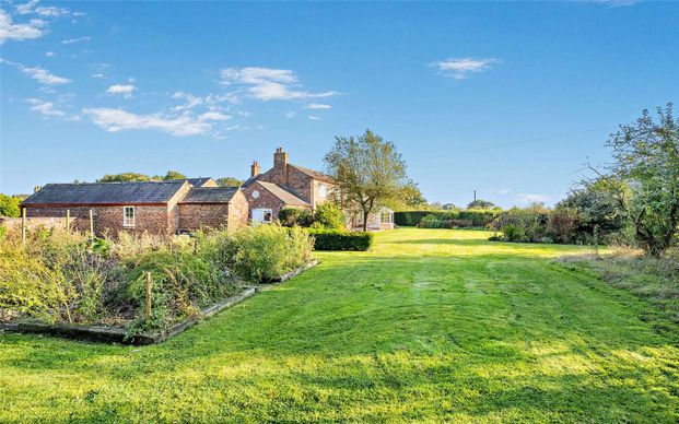 Spacious, attractive and versatile family home with wraparound garden and outbuildings, recently refurbished and well located in the very heart of Aldford village - Photo 1