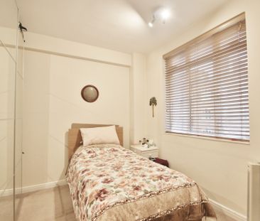 Latymer Court, Hammersmith Road, Hammersmith, London, W6 - Photo 2
