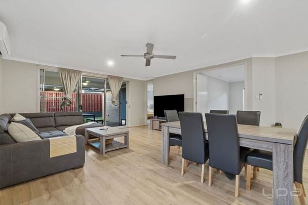 Luxury Family Living with heart! - Photo 1