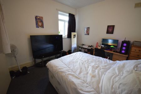 5 Bedroom House To Rent in Winton - £2,600 pcm Tenancy Info - Photo 2