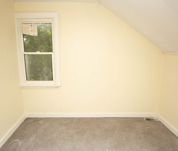 **COZY** ONE BED APARTMENT IN WELLAND!** - Photo 2