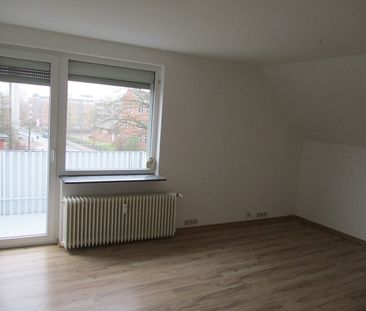 Helle Dachgeschosswohnung in zentraler und ruhiger Wohnlage! - Photo 2