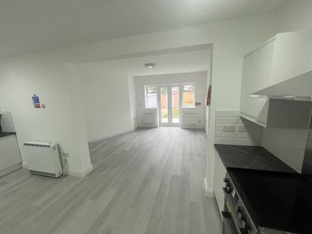 Studio Flat, Colwood Gardens, SW19 - Photo 5