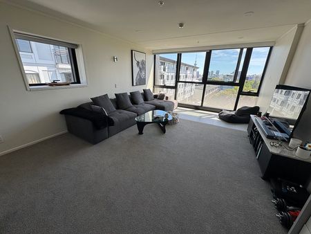 Move in ready! Amazing location with Harbour Views - Photo 3
