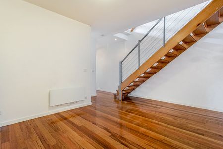 STUNNING TRI-LEVEL TOWNHOUSE! - Photo 3