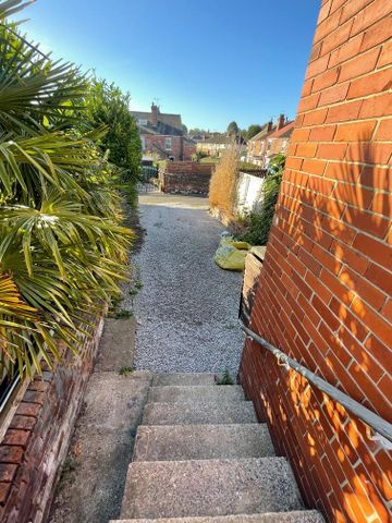 2 bedroom terraced house to rent - Photo 4
