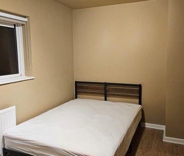 3 bedroom flat to rent - Photo 4