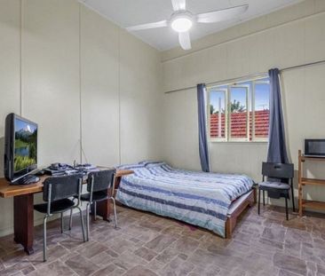 Inner City Flat so close to QUT & Royal Brisbane & Women's Hospital - Photo 6