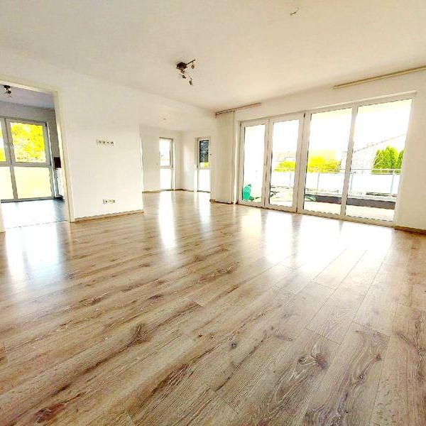 Ideal für 1-3 Personen! Lichtdurchflutete 3-Zimmer-Wohnung mit 2 Balkonen, Aufzug und TG-Stellplatz - Photo 1