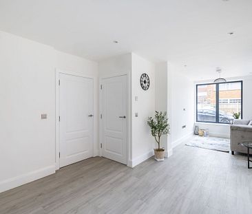 To Let 1 Bedroom Flat - Photo 2