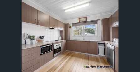 Great Location Fully Furnished 3 Bedroom Home - Photo 4