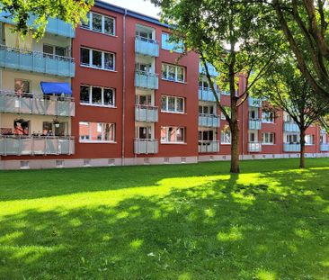 Modernisierte 3-Zimmer-Wohnung im Hochparterre mit Balkon - 24568 K... - Photo 1