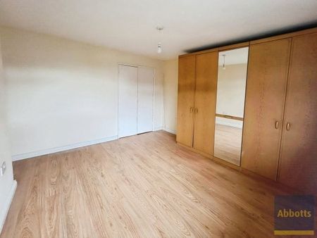 LEE CHAPEL SOUTH, BASILDON - Photo 4