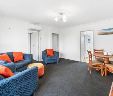 Tidy Two-Bedroom Unit, Small Sunny Garden - Photo 5