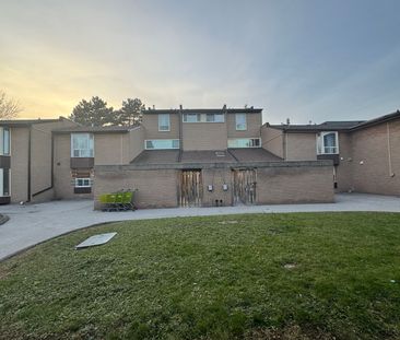 For Lease - 246 John Garland ( Main) Boulevard Unit# 43, Toronto, O... - Photo 2